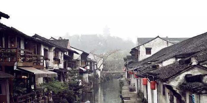 夏日时尚的爱丽